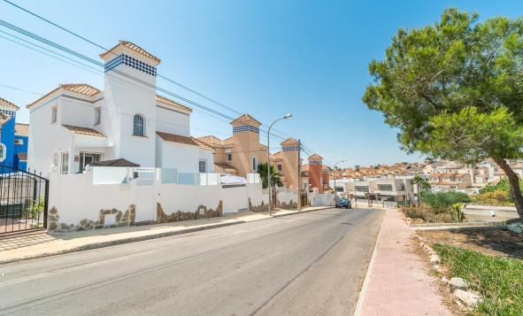 3. Casa indepiende - Reventa - San Miguel de Salinas - Las filipinas