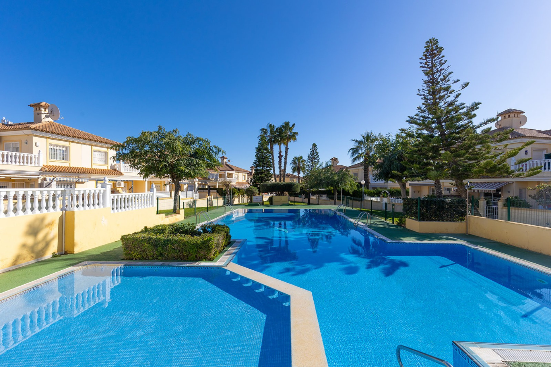 Herverkoop - 3. Semi - Detached Villa - La Mata - Torrevieja