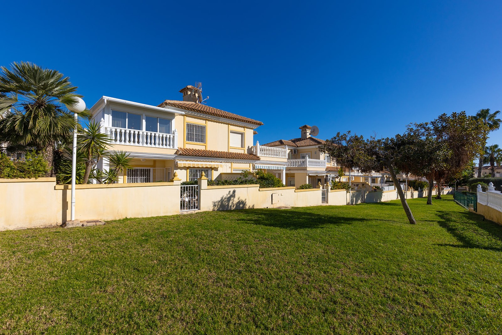 Herverkoop - 3. Semi - Detached Villa - La Mata - Torrevieja