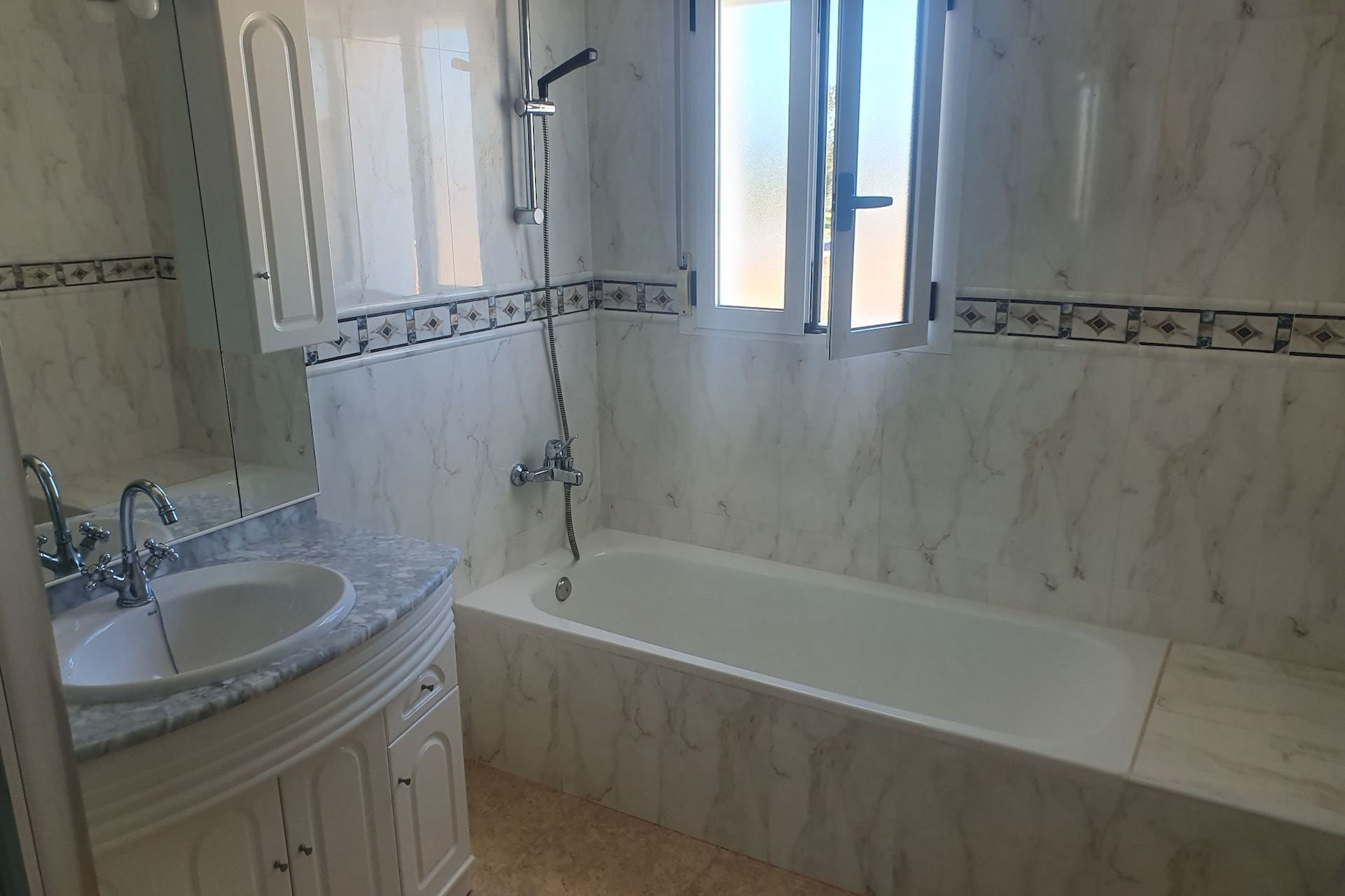 Herverkoop - 3. Vrijstaande villa - Algorfa - Costa Blanca Zuid