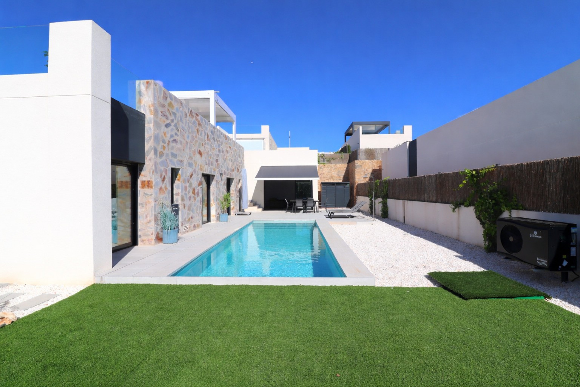 Herverkoop - 3. Vrijstaande villa - Algorfa - Costa Blanca Zuid