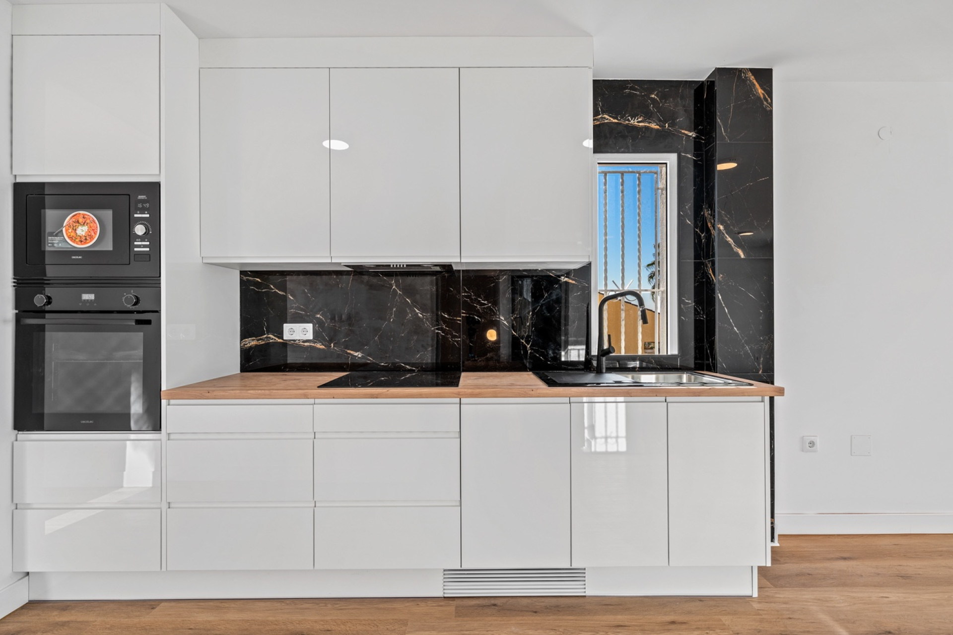 Herverkoop - 4. Halfvrijstaande villa - Benimar - Costa Blanca Zuid