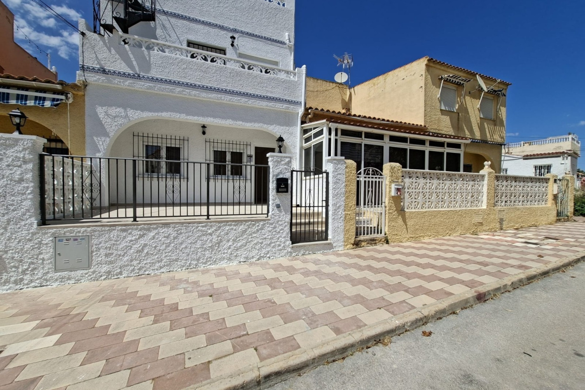 Resale - 2. Town house - La Marina - La Marina - Urbanization