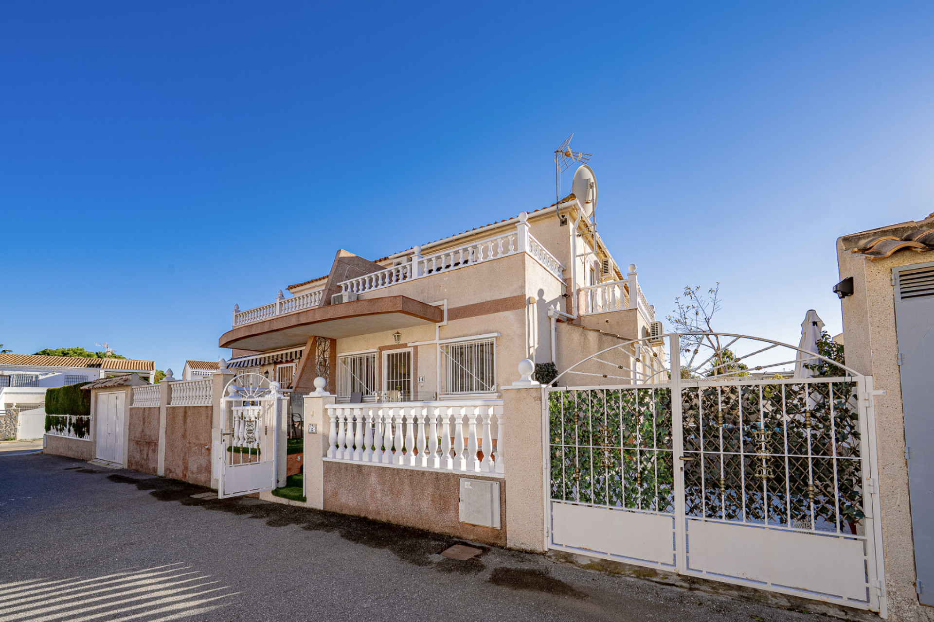 Resale - 4. Semi-detached villa - Cabo Roig - La Regia