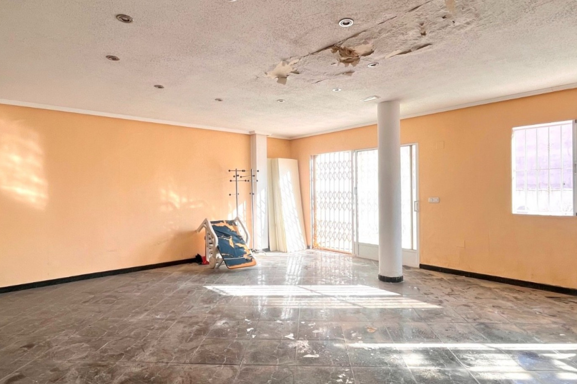 Resale - Commercial property - Torrevieja - Costa Blanca South