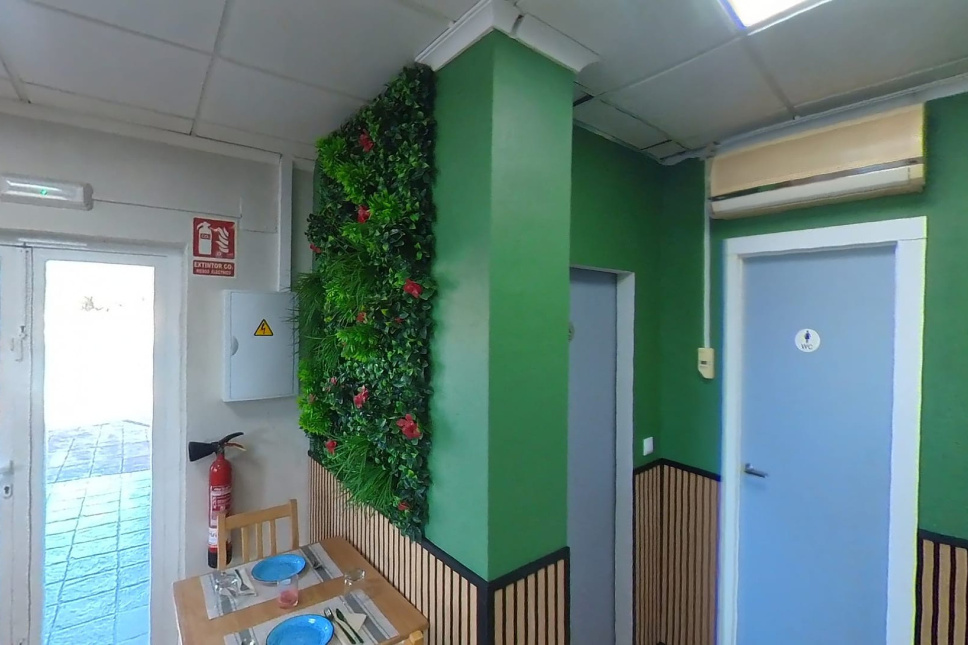 Resale - Commercial property - Torrevieja - Puerto