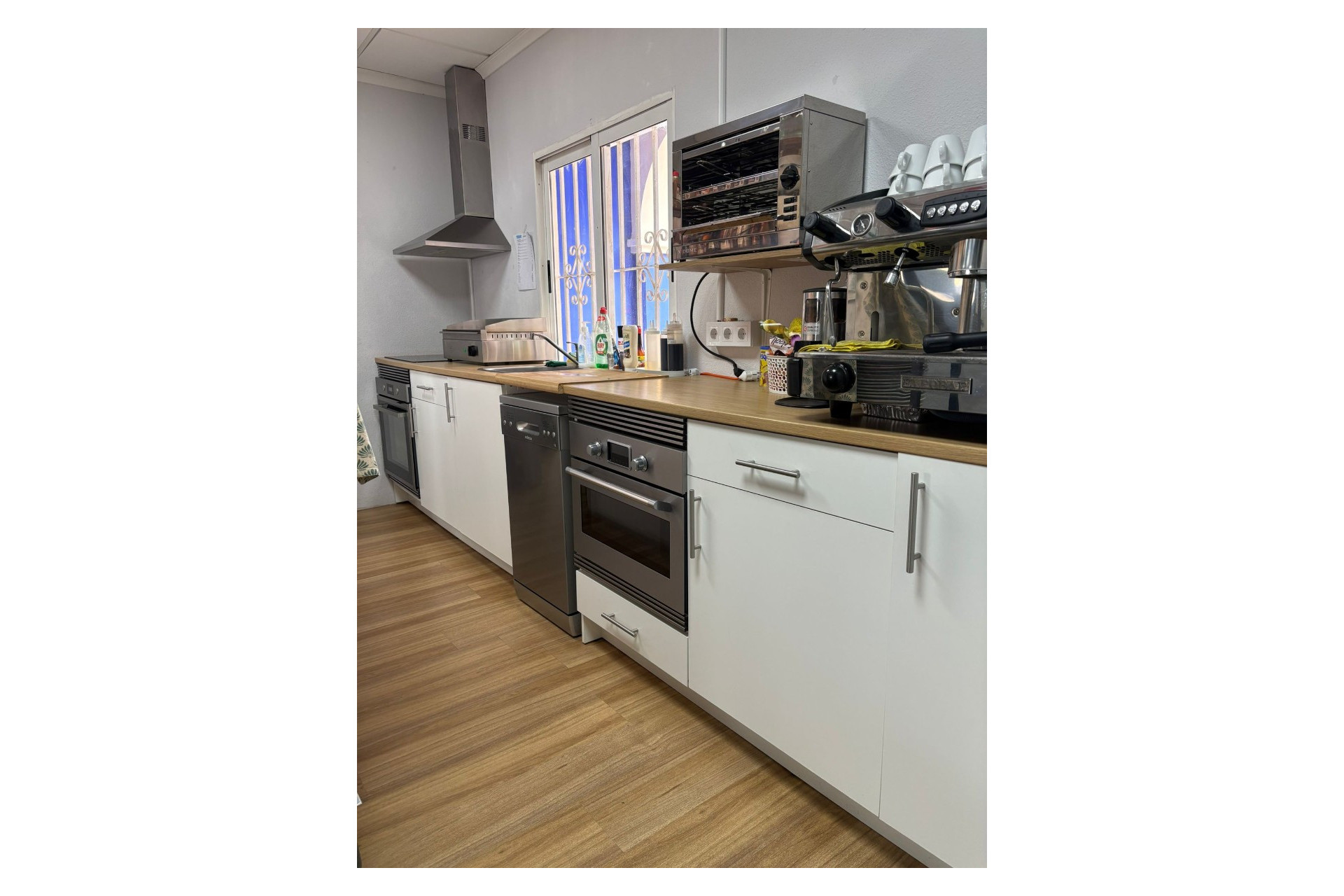 Resale - Commercial property - Torrevieja - Puerto