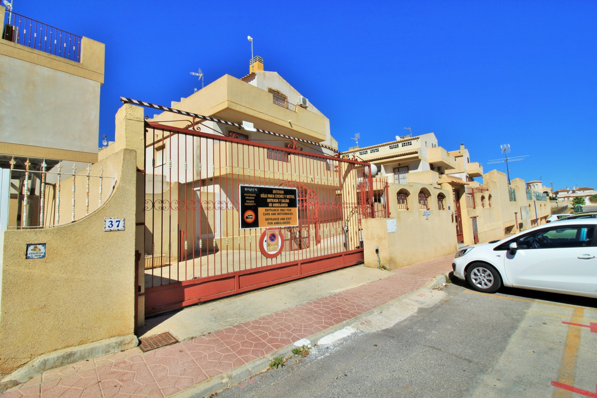 Resale - Villa - Playa Flamenca - Orihuela Costa