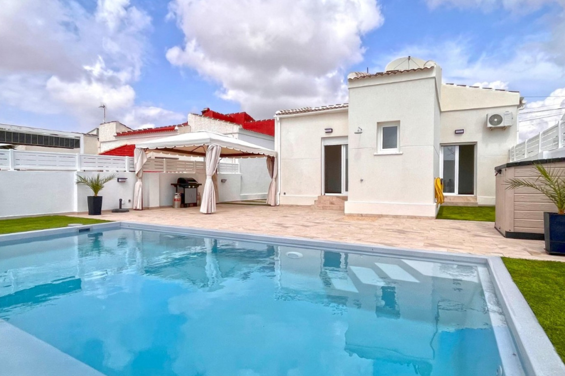 Resale - Villa - Torrevieja