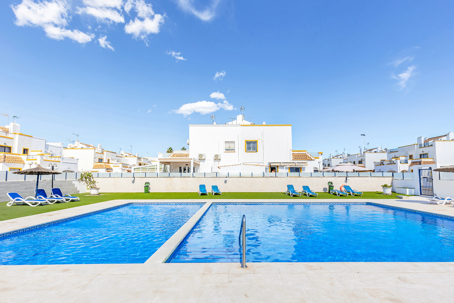 Resale - Villa - Torrevieja