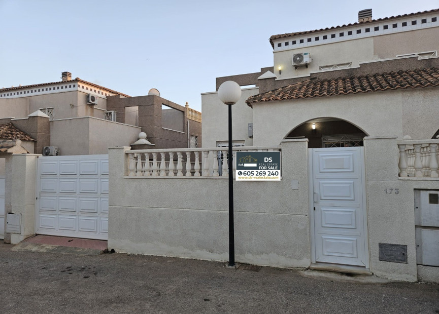 Resale - Villa - Torrevieja