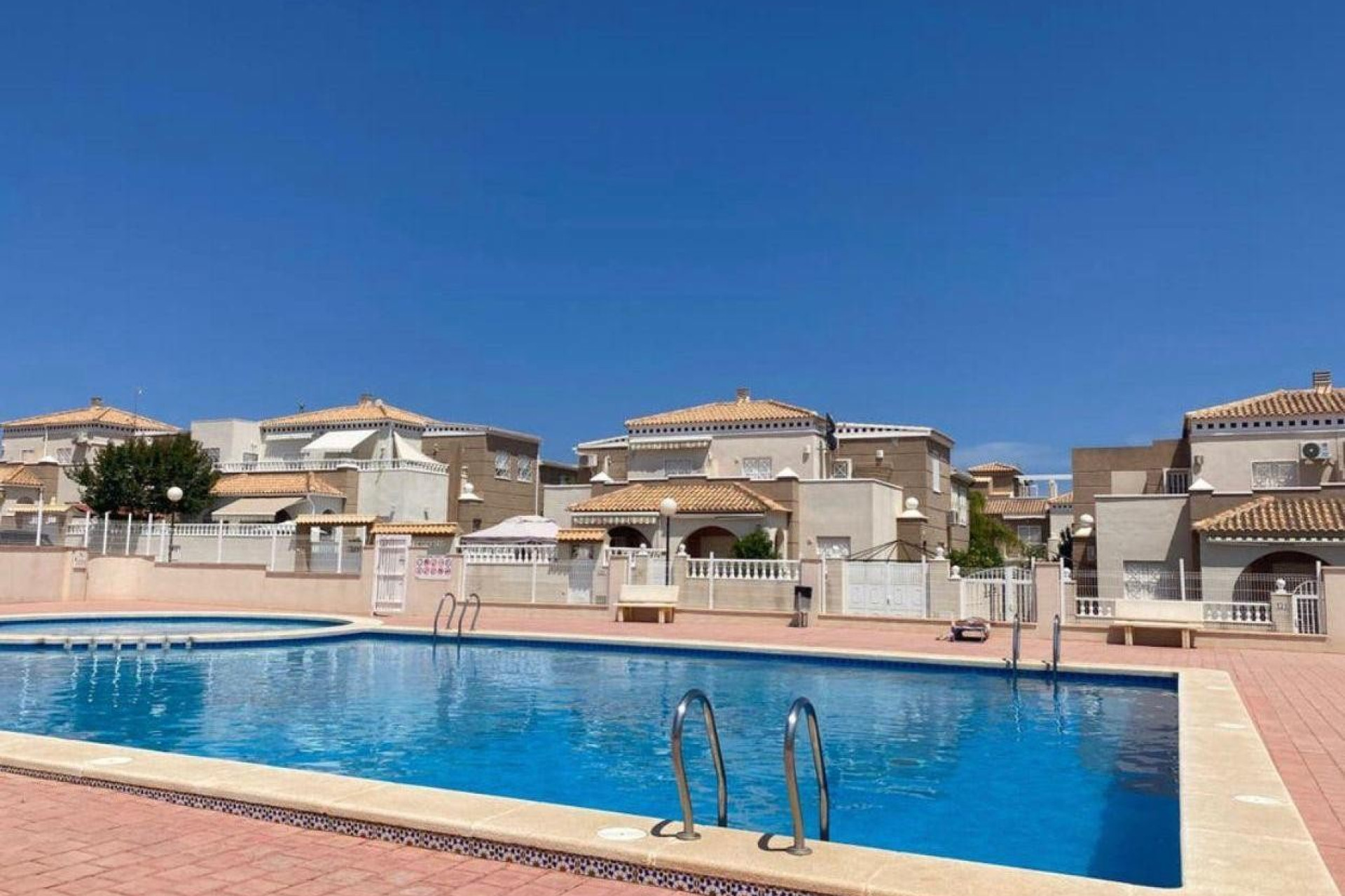 Resale - Villa - Torrevieja