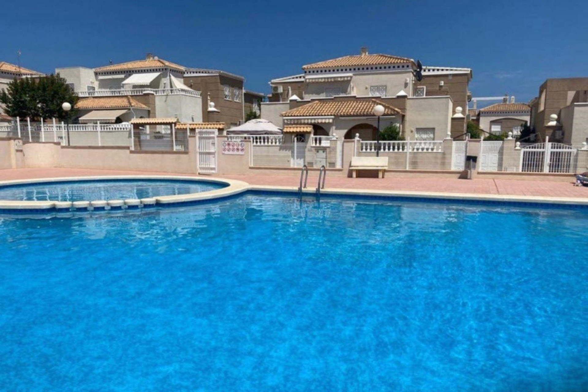 Resale - Villa - Torrevieja