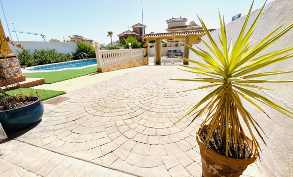 Resale - Villa - Cabo Roig - Orihuela Costa