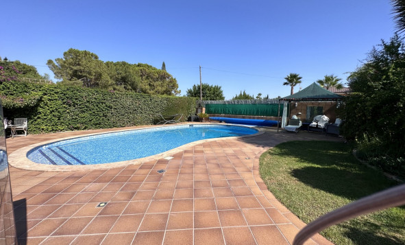 Resale - Villa - Elche