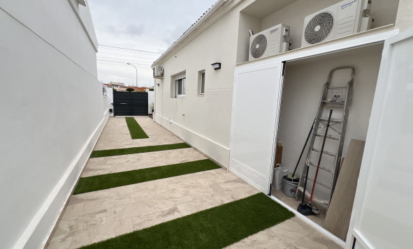 Resale - 4. House - Detached Villa - Torrevieja