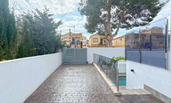 Resale - 4. House - Detached Villa - Torrevieja - Orihuela Costa