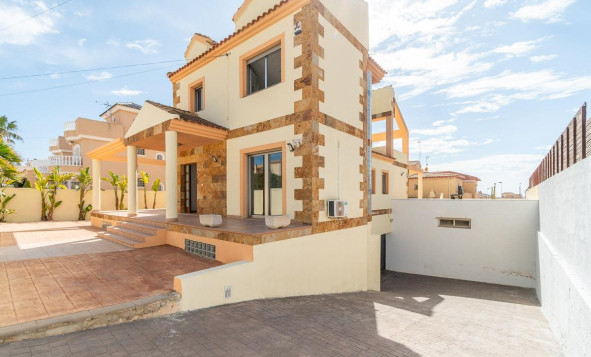 Resale - 4. House - Detached Villa - Torrevieja - Aguas nuevas 2