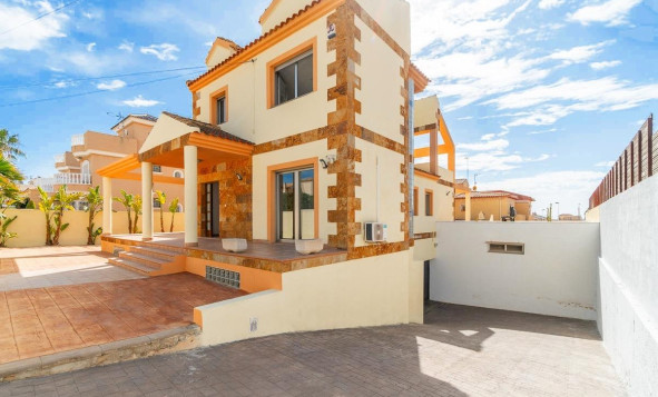 Resale - 4. House - Detached Villa - Torrevieja - Aguas nuevas 2