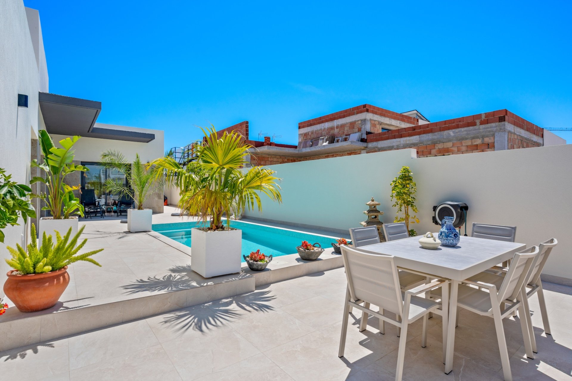 Herverkoop - 3 Detached Villas - Daya Nueva