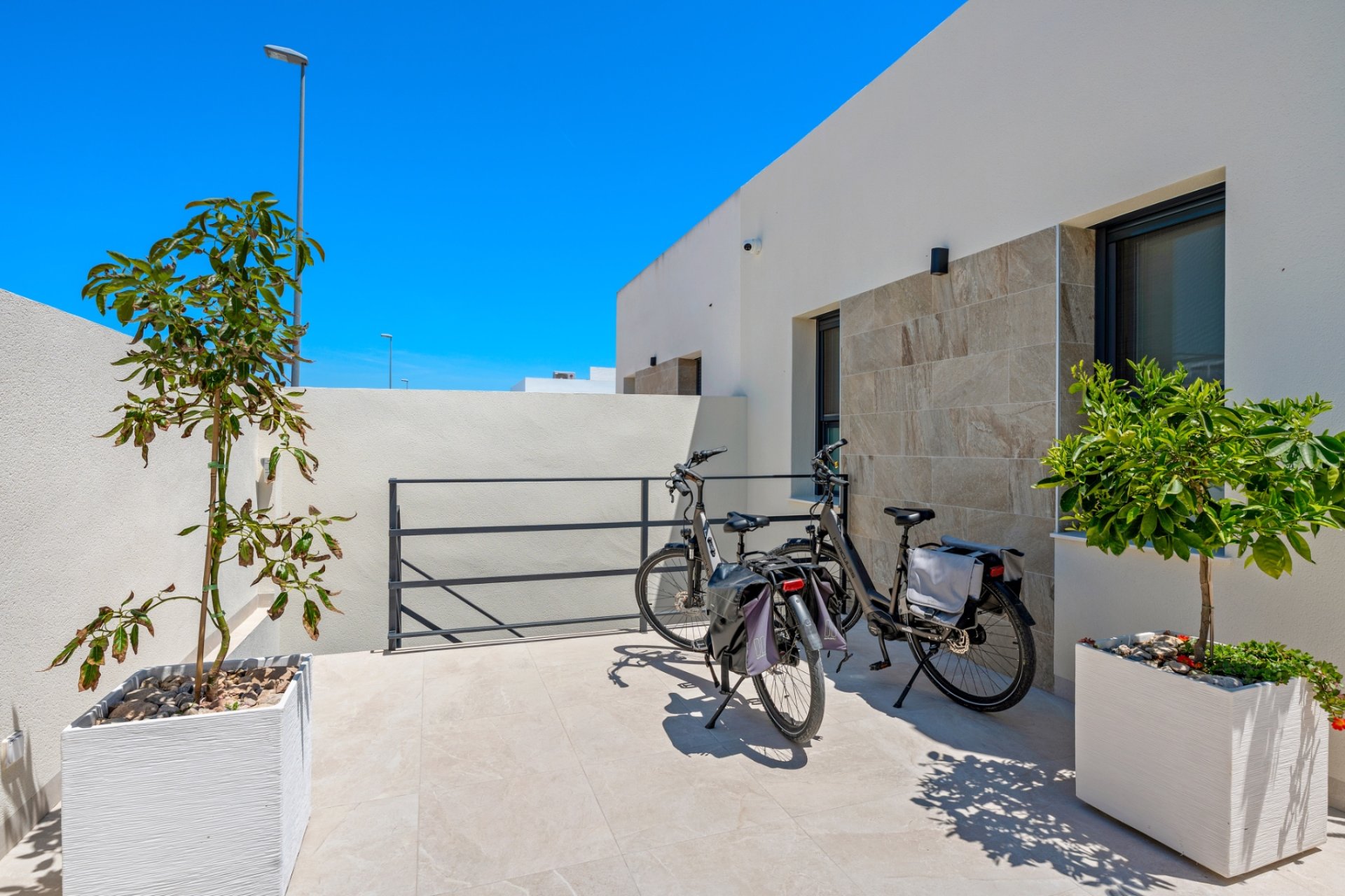Herverkoop - 3 Detached Villas - Daya Nueva
