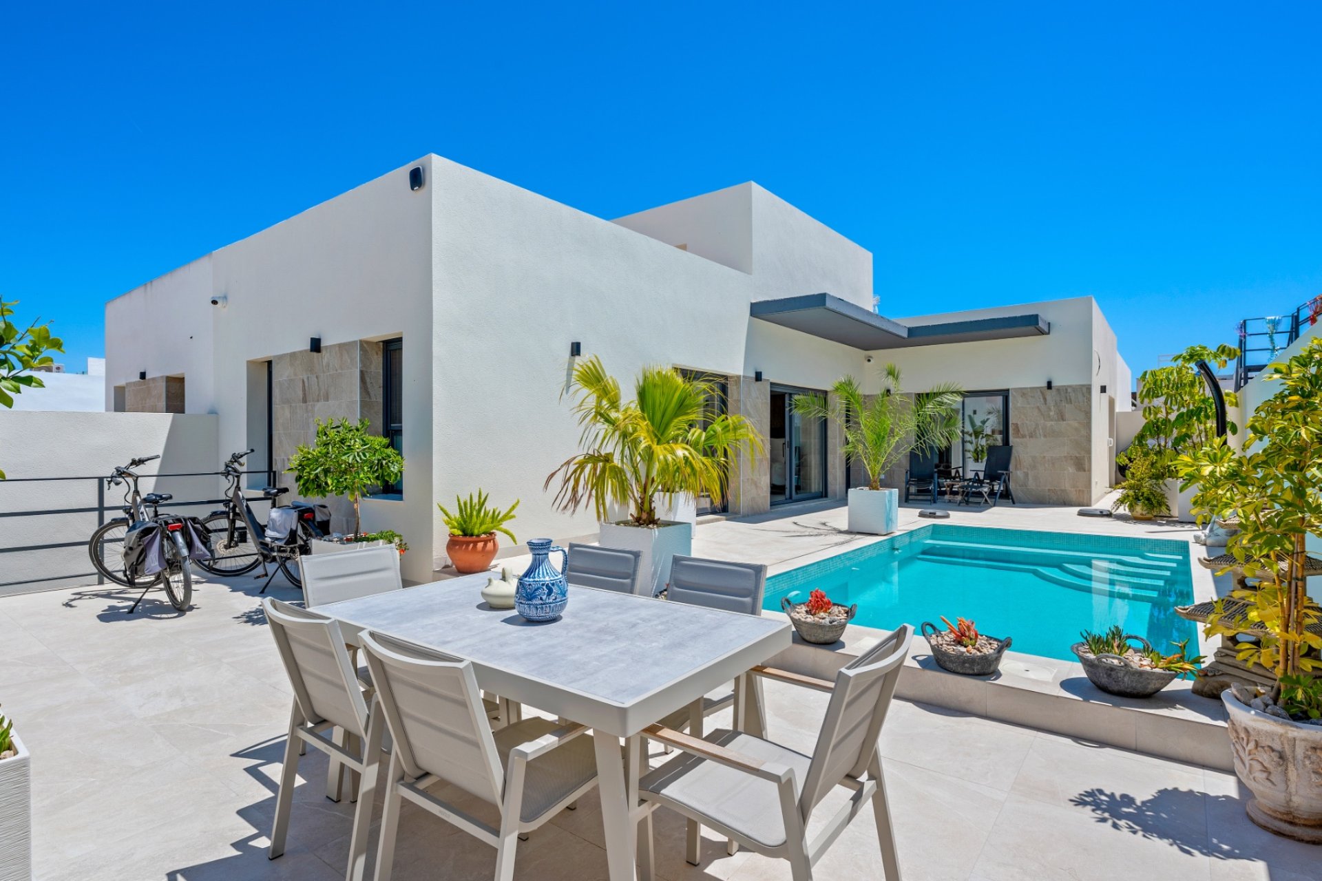 Herverkoop - 3 Detached Villas - Daya Nueva
