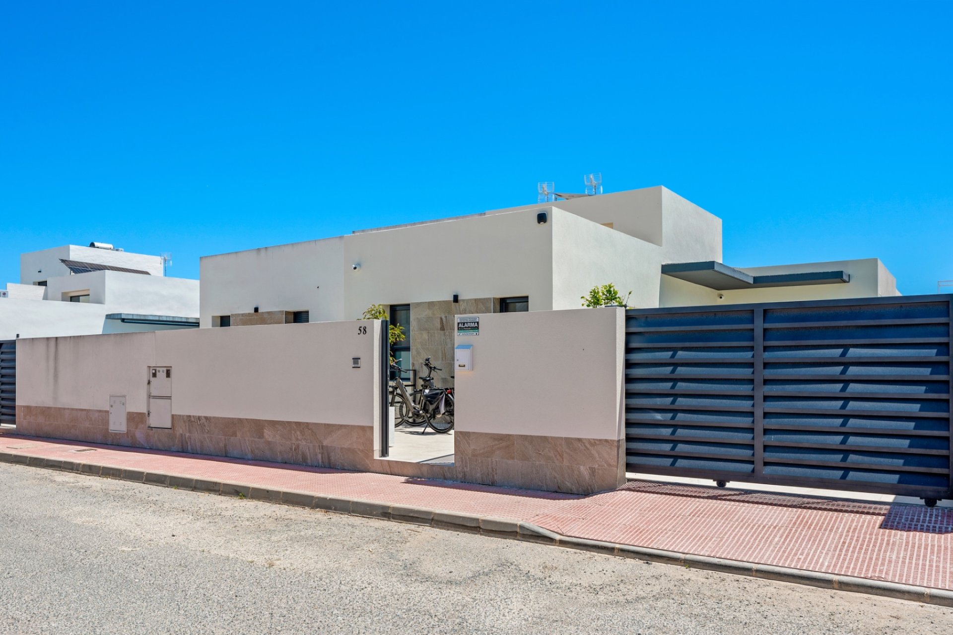 Herverkoop - 3 Detached Villas - Daya Nueva