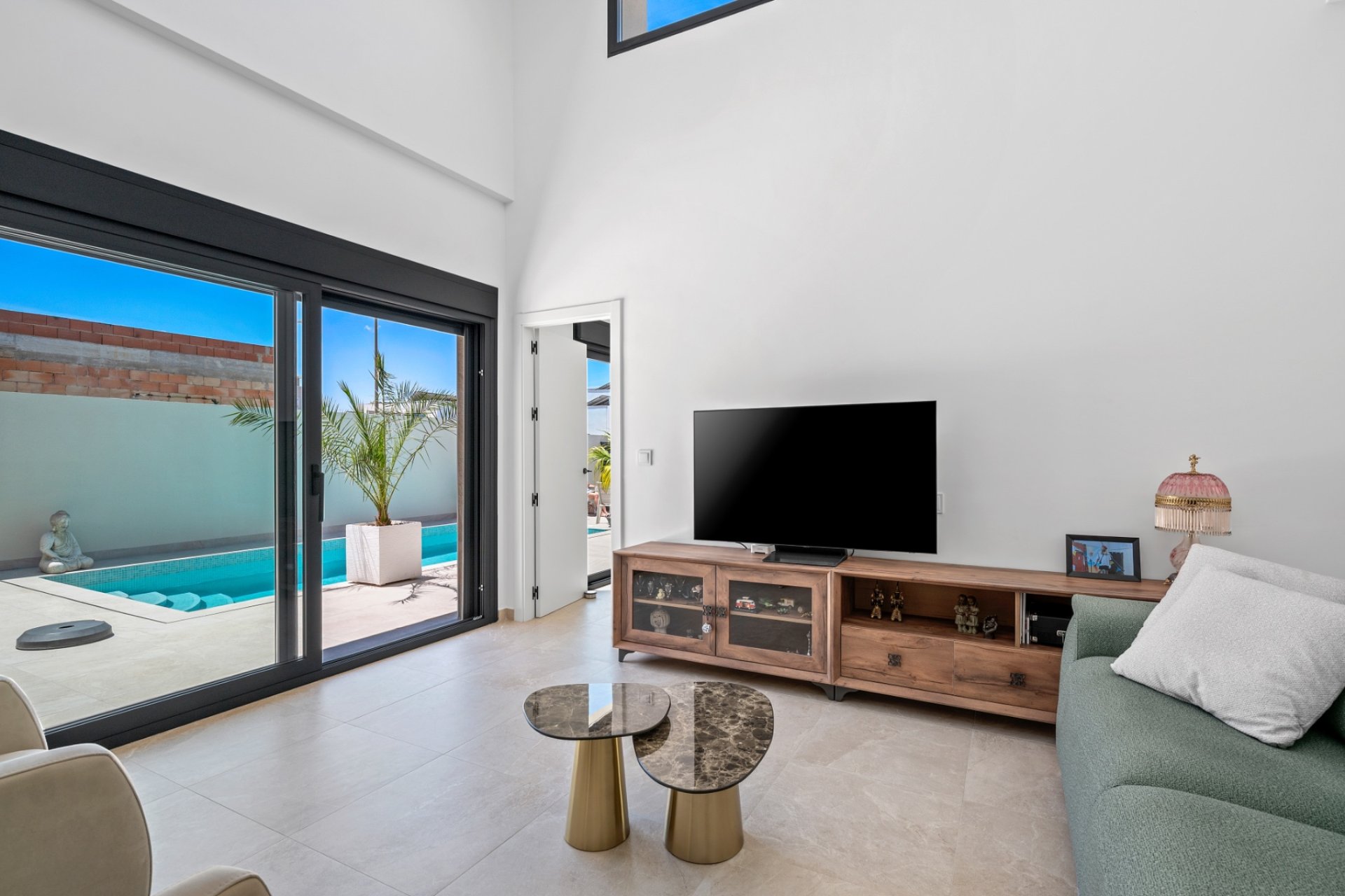 Herverkoop - 3 Detached Villas - Daya Nueva
