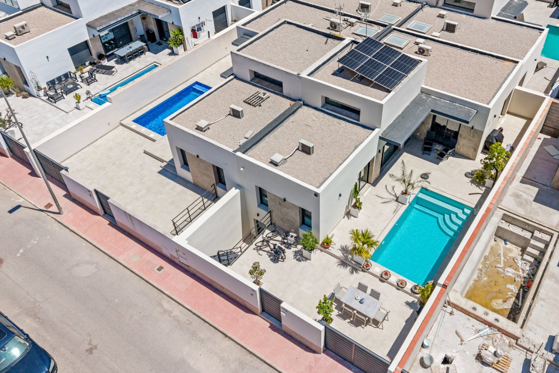 Herverkoop - 3 Detached Villas - Daya Nueva