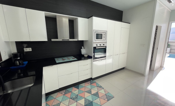 Herverkoop - 4. Halfvrijstaande villa - Villamartin - Costa Blanca Zuid