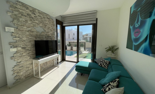 Herverkoop - 4. Halfvrijstaande villa - Villamartin - Costa Blanca Zuid