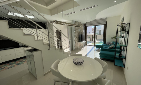 Herverkoop - 4. Halfvrijstaande villa - Villamartin - Costa Blanca Zuid