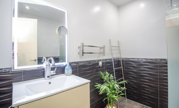 Herverkoop - 4. Halfvrijstaande villa - Villamartin - Costa Blanca Zuid