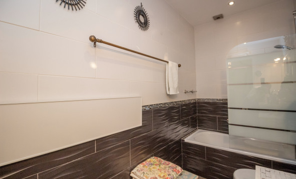 Herverkoop - 4. Halfvrijstaande villa - Villamartin - Costa Blanca Zuid