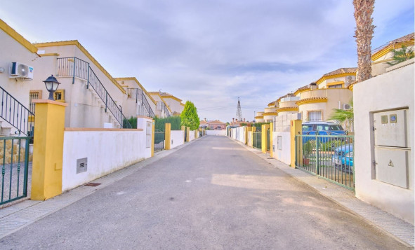 Reventa - 3. Casa indepiende - Los Montesinos - La Herrada