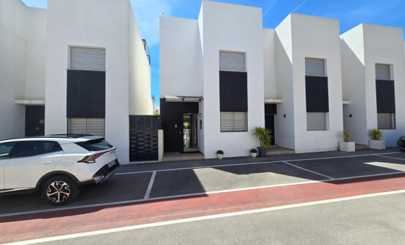 Resale - Townhouse * - Ciudad Quesada * - Doña Pepa *