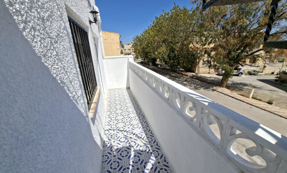 Resale - 2. Town house - La Marina - La Marina - Urbanization