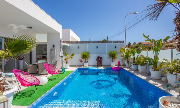 Resale - Villa - Torrevieja