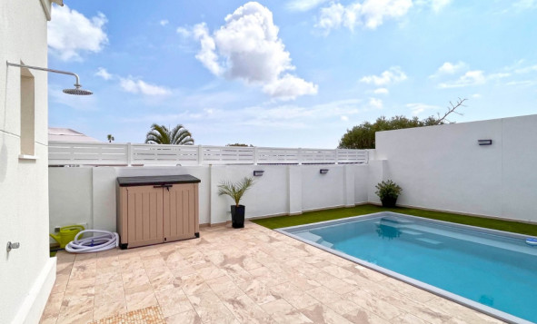 Resale - Villa - Torrevieja