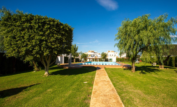 Resale - Villa - Torrevieja