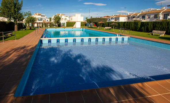 Resale - Villa - Torrevieja