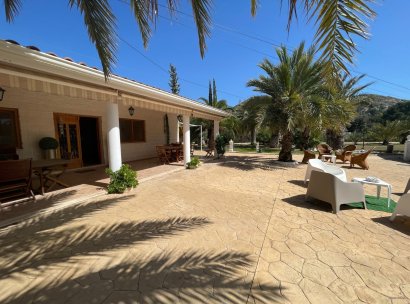 Finca / Country Property · Wiederverkauf - Elda · Alicante · Spanien